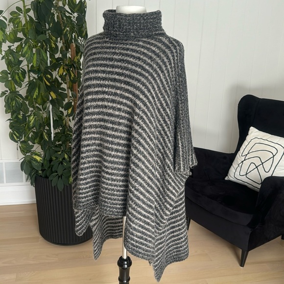 Cozy ZARA KNIT Italian Yarn Poncho OS - Picture 1 of 6